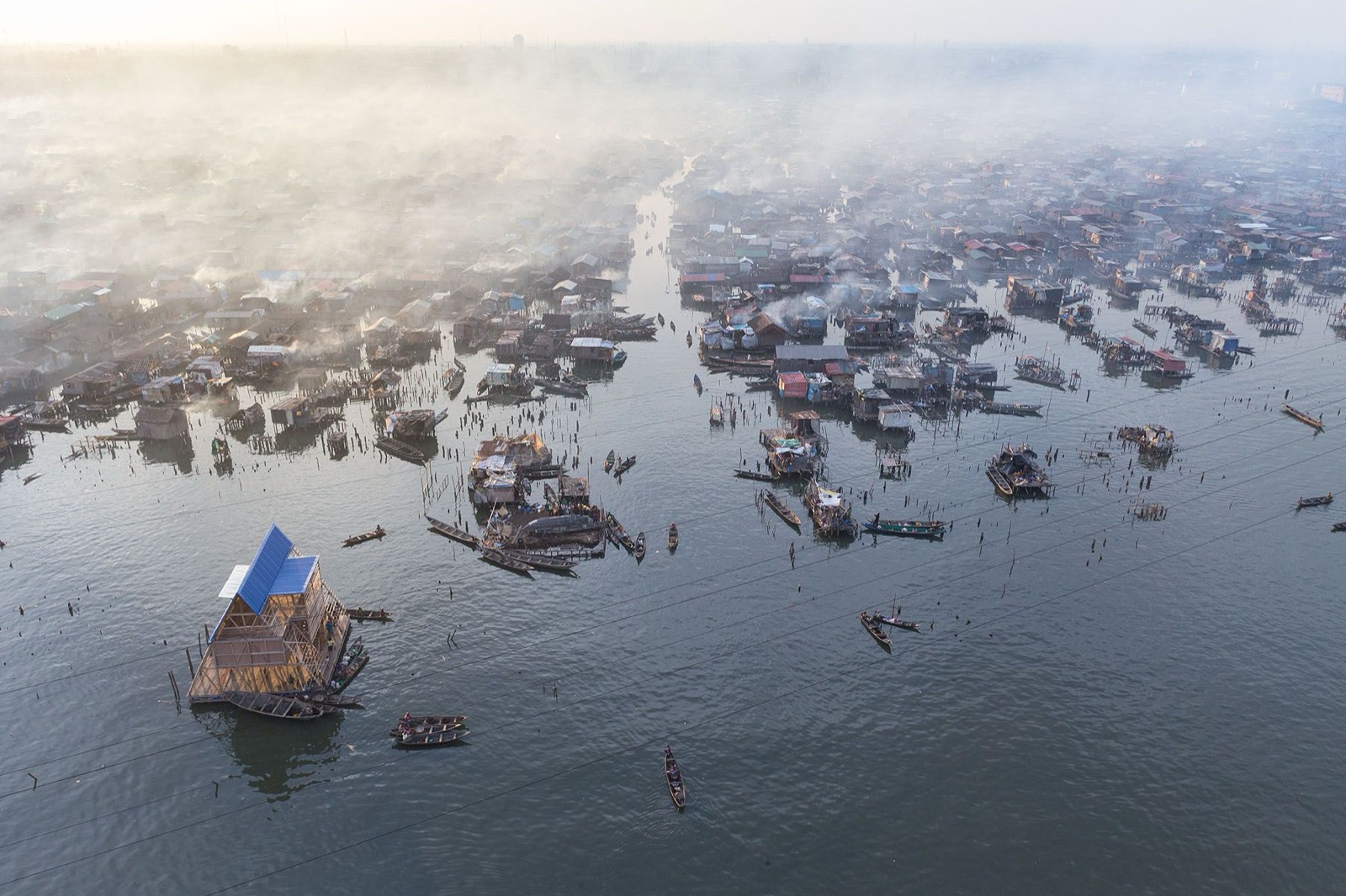 Luftaufnahme der Makoko Floating School, einer dreieckigen A-Rahmen-Konstruktion auf der Lagune von Lagos, umgeben von der Makoko-Wassergemeinde