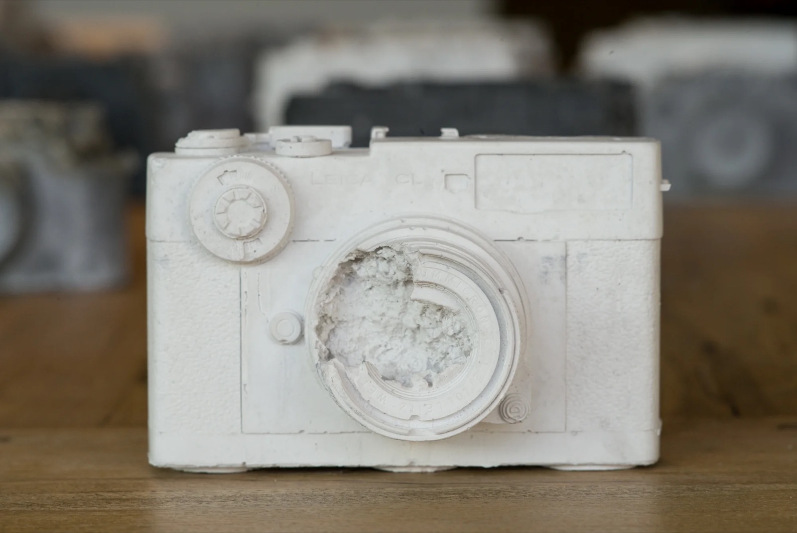 Reprodução em cristal erodida de uma câmera Leica CL, com a lente desfazendo-se para revelar o interior mineral
