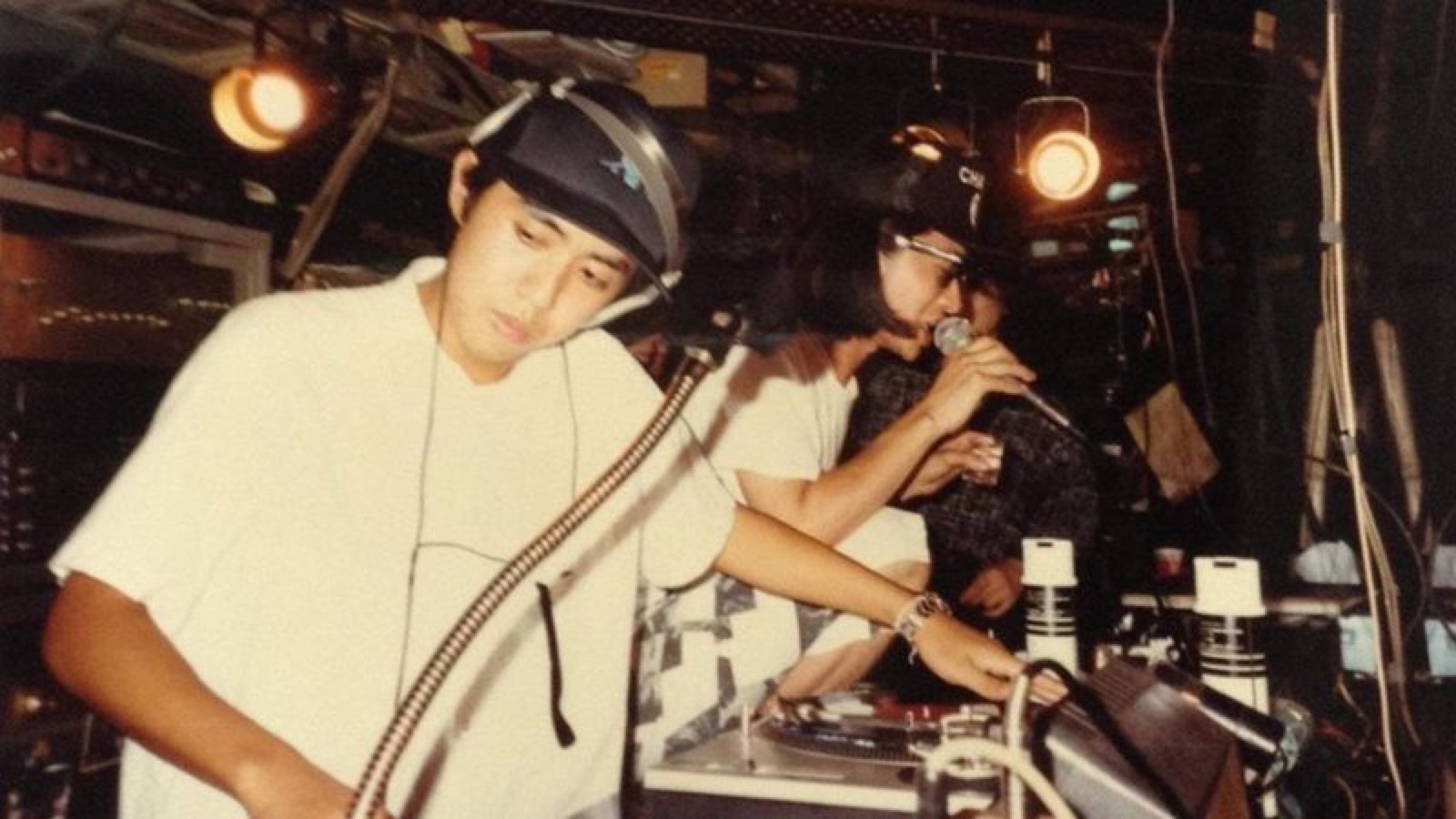 藤原浩在 1980 年代初打碟,是日本最早的嘻哈 DJ 之一