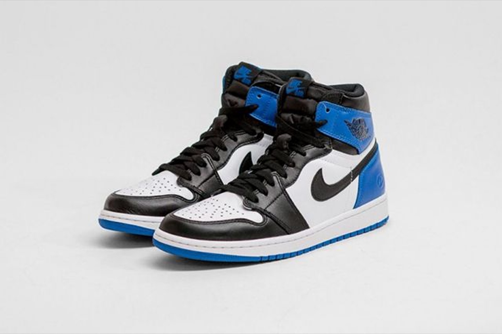 Fragment Design x Air Jordan 1 High OG(2014),黑/运动皇家蓝/白配色,鞋跟带有 Fragment 闪电标志
