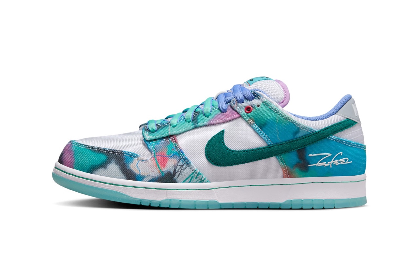 Futura Laboratories x Nike SB Dunk Low (Bleached Aqua/Geode Teal), 2024, con los gráficos abstractos de aerosol y la firma de Futura