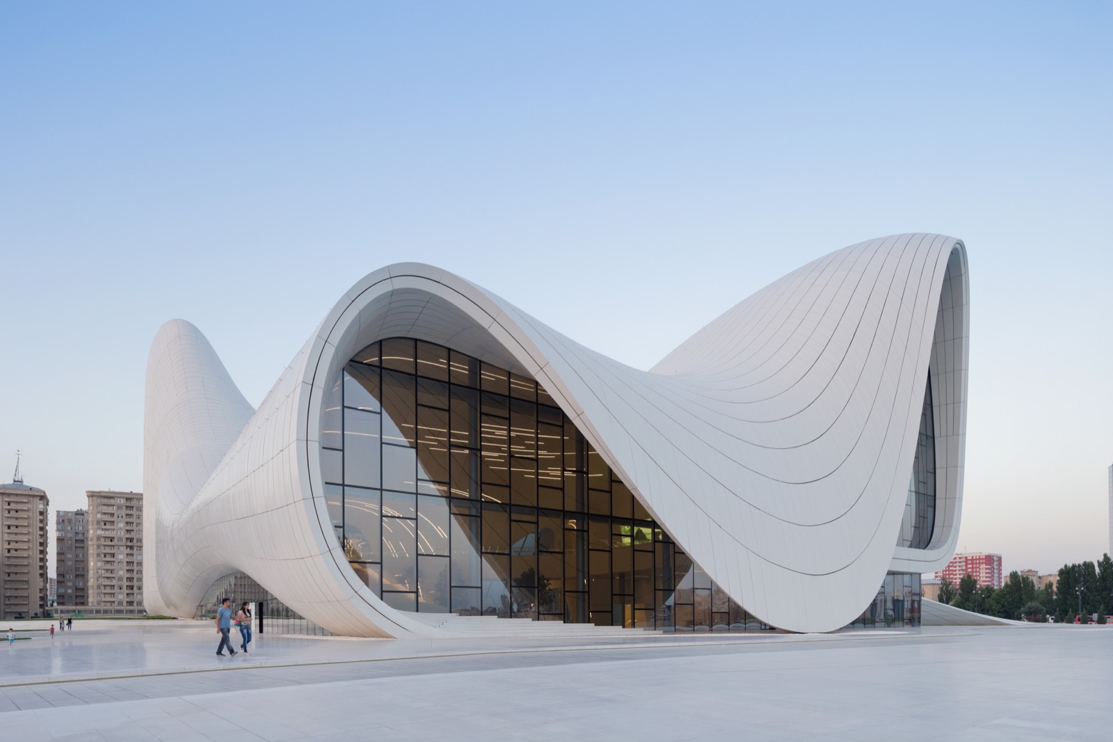 Heydar Aliyev Center, Baku, fotografiert von Iwan Baan -- eine einzige durchgehende weiße Fläche, in der Dach, Wände und Boden nahtlos ineinander übergehen