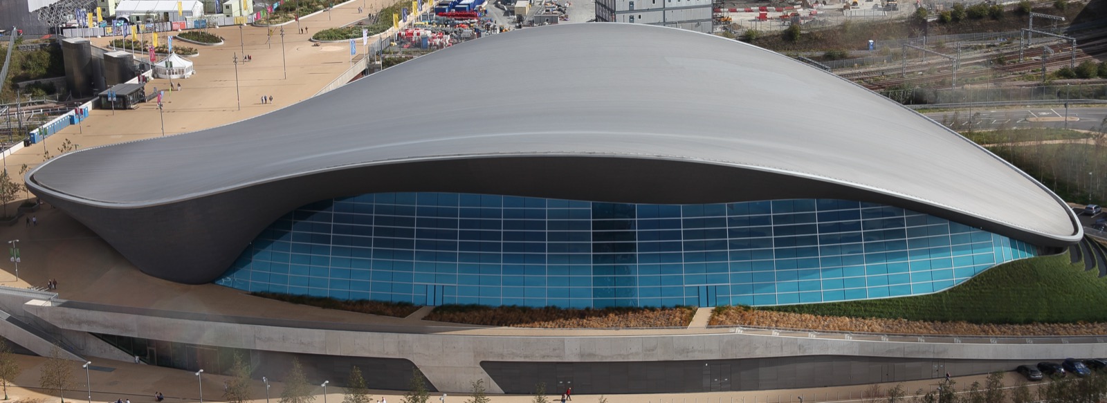 London Aquatics Centre -- ein 160 Meter langes wellenförmiges Dach, das nur an drei Punkten gestützt wird und sich wie ein Stechrochen wölbt