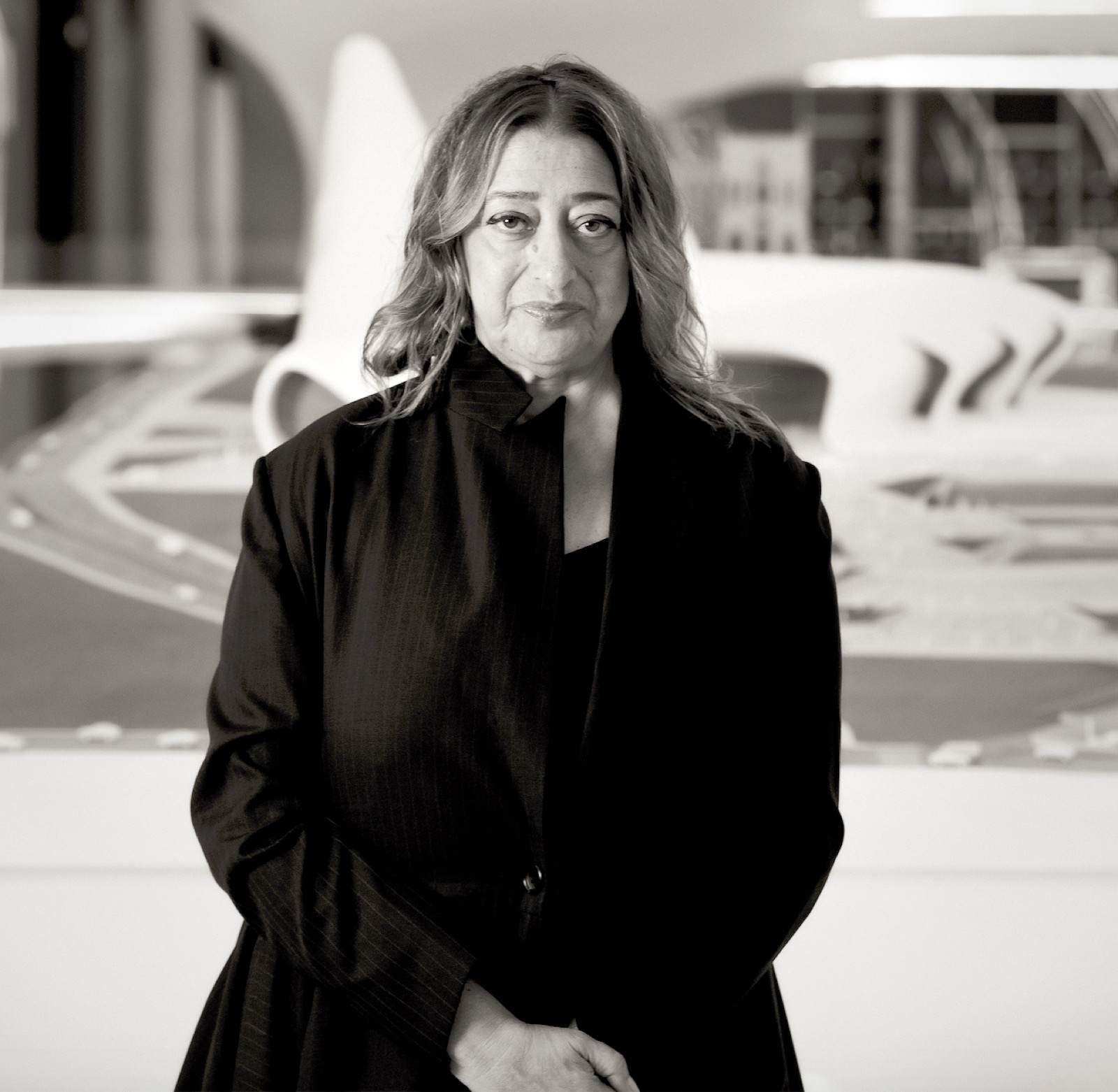Zaha Hadid vor einem Modell ihrer Arbeit fotografiert, 2013