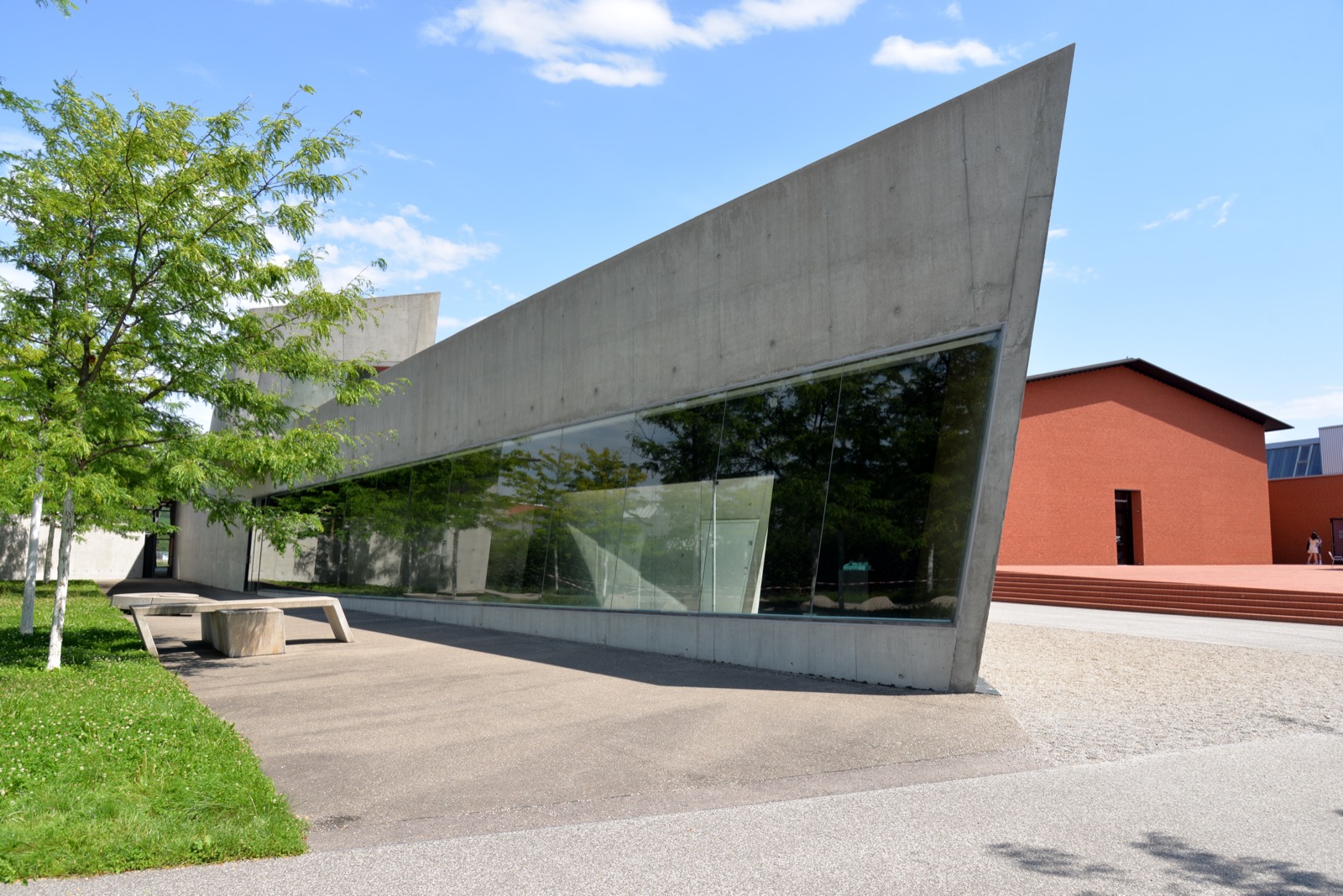 Vitra Feuerwehrhaus, Weil am Rhein -- scharfe Betonflächen, die sich neigen und durch den Raum schneiden, "eingefrorene Bewegung"