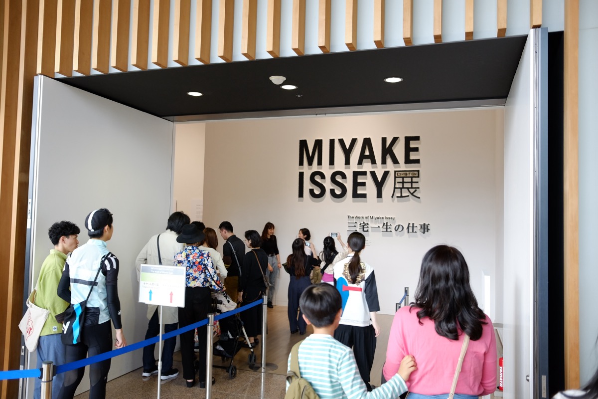 Visitors queuing for MIYAKE ISSEY EXHIBITION: The Work of Miyake Issey, National Art Center, Tokyo, 2016