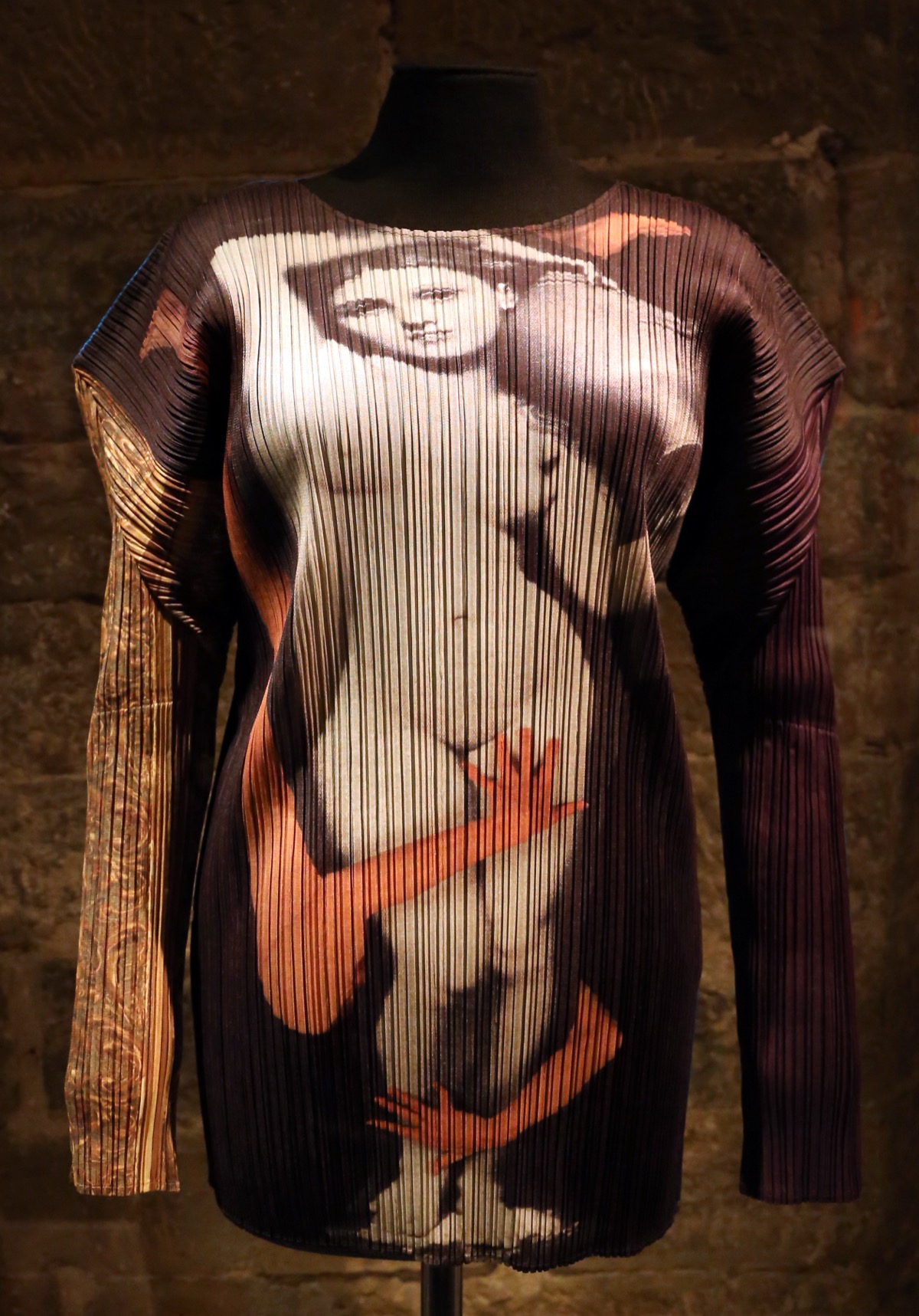 Pleats Please Guest Artist Series No. 1 piece (with Yasumasa Morimura print), 1996-97, showing the fine permanent pleating -- Modemuseum Hasselt