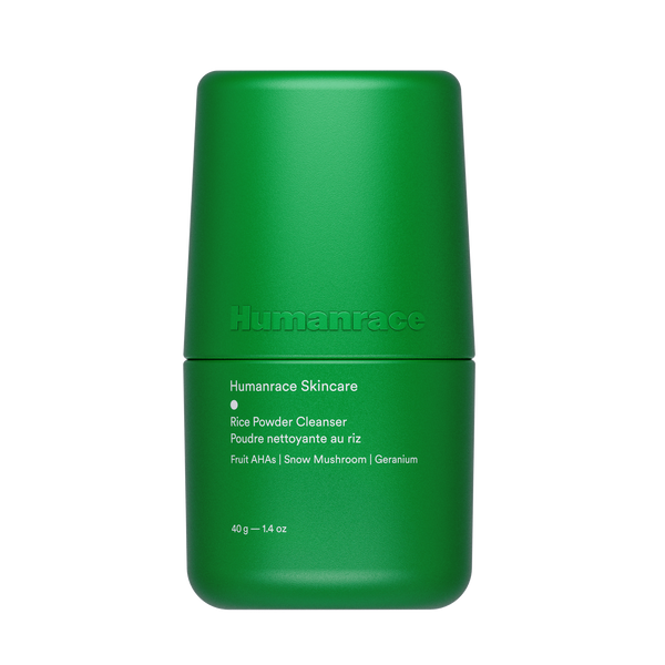 Humanrace Rice Powder Cleanser, um frasco verde de forma suave da linha de skincare de Pharrell