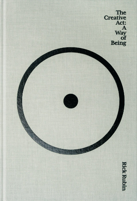 Cover von Rick Rubins Buch The Creative Act: A Way of Being -- ein einzelner schwarzer Kreis mit einem zentrierten Punkt auf leinengrauem Grund
