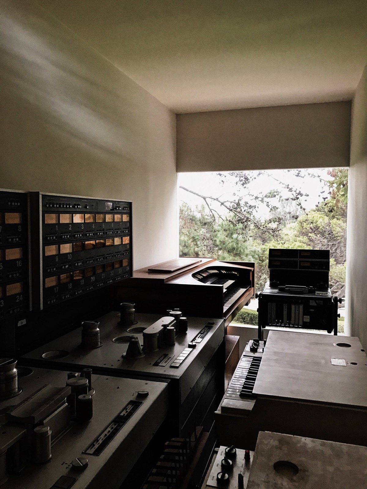 Der Aufnahmeraum im Shangri-La Studio in Malibu -- ein holzvertäfelter Regieraum mit Mischpult und Studiomonitoren