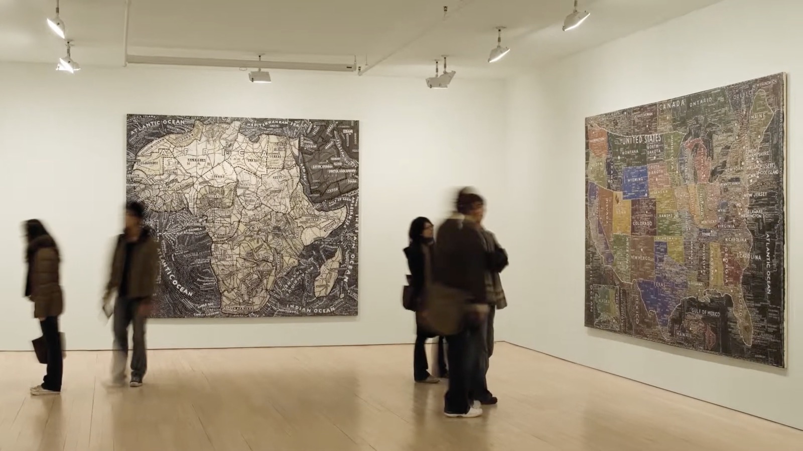Vista de la exposición en galería de las pinturas-mapa tipográficas pintadas a mano por Paula Scher de África y Estados Unidos