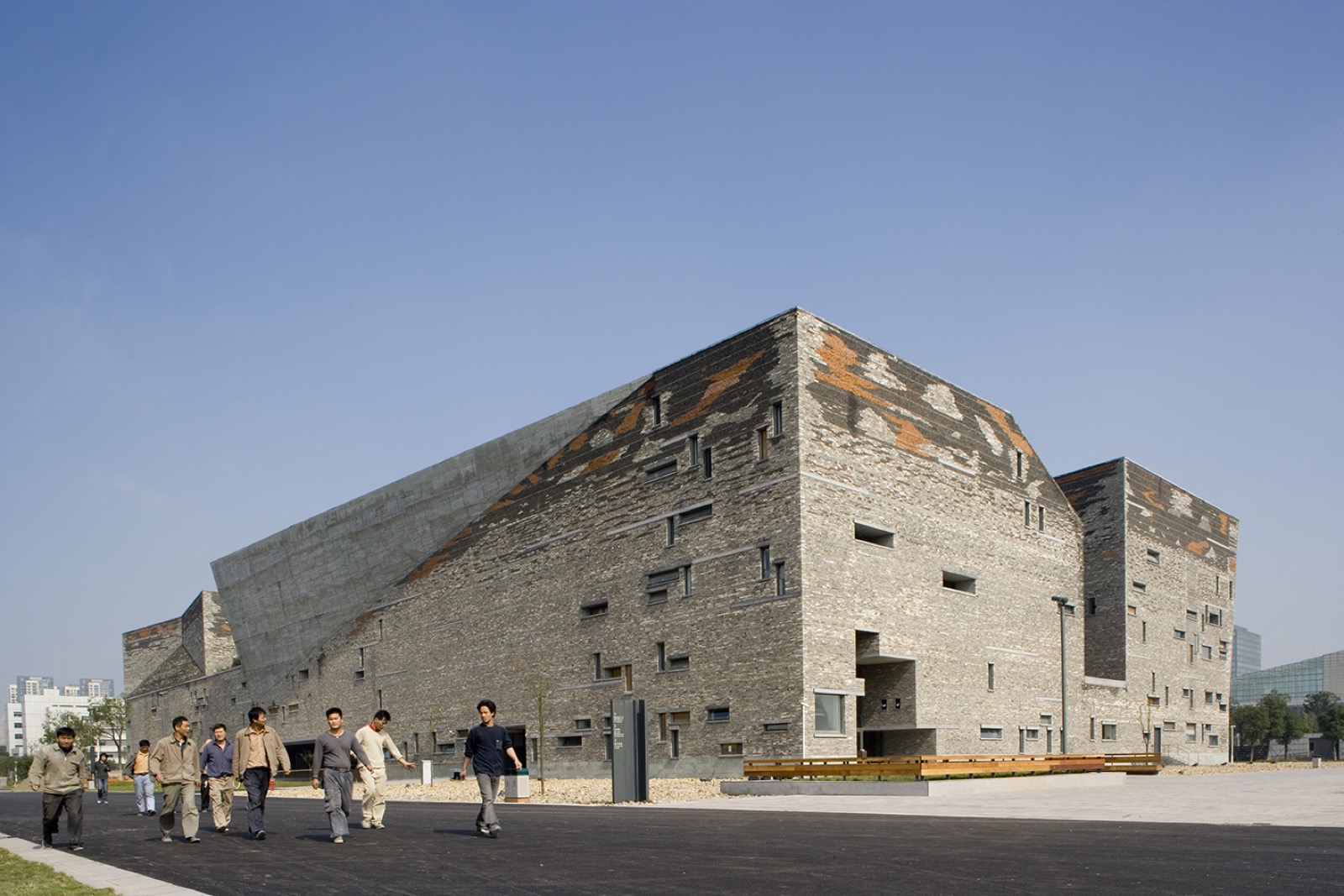 Ningbo History Museum 외관, 수백만 개의 재활용 벽돌과 기와로 쌓은 파사드
