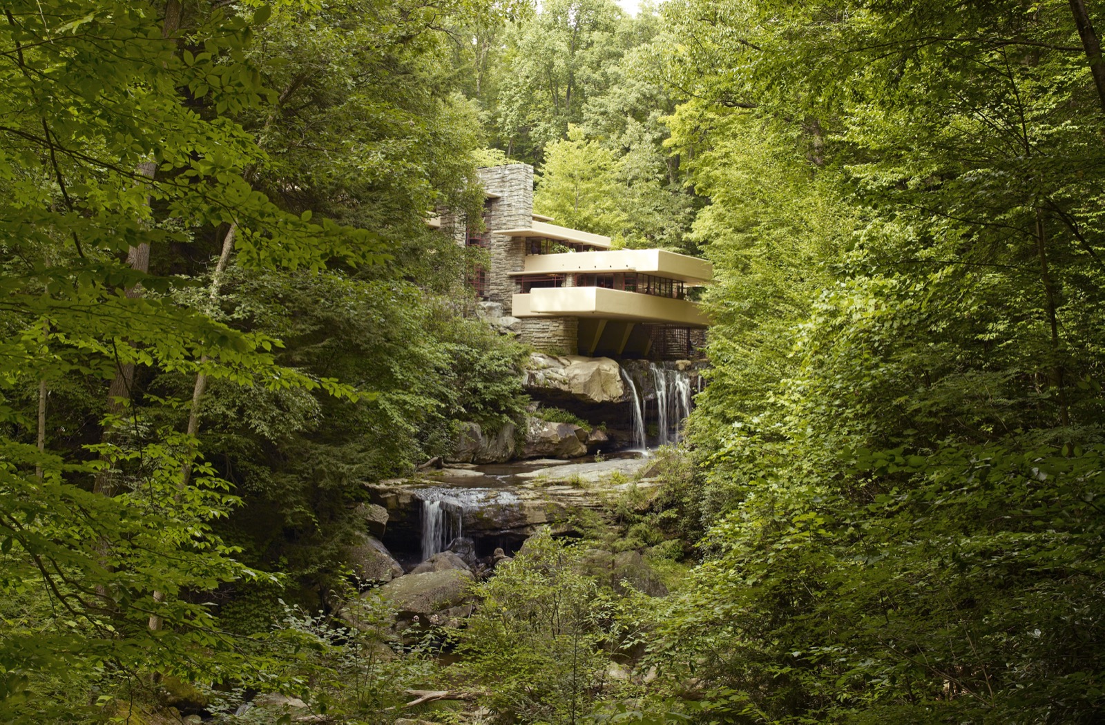 Fallingwater (die Edgar J. Kaufmann Residenz), Bear Run, Pennsylvania, mit seinen auskragenden Terrassen, die über dem Wasserfall schweben