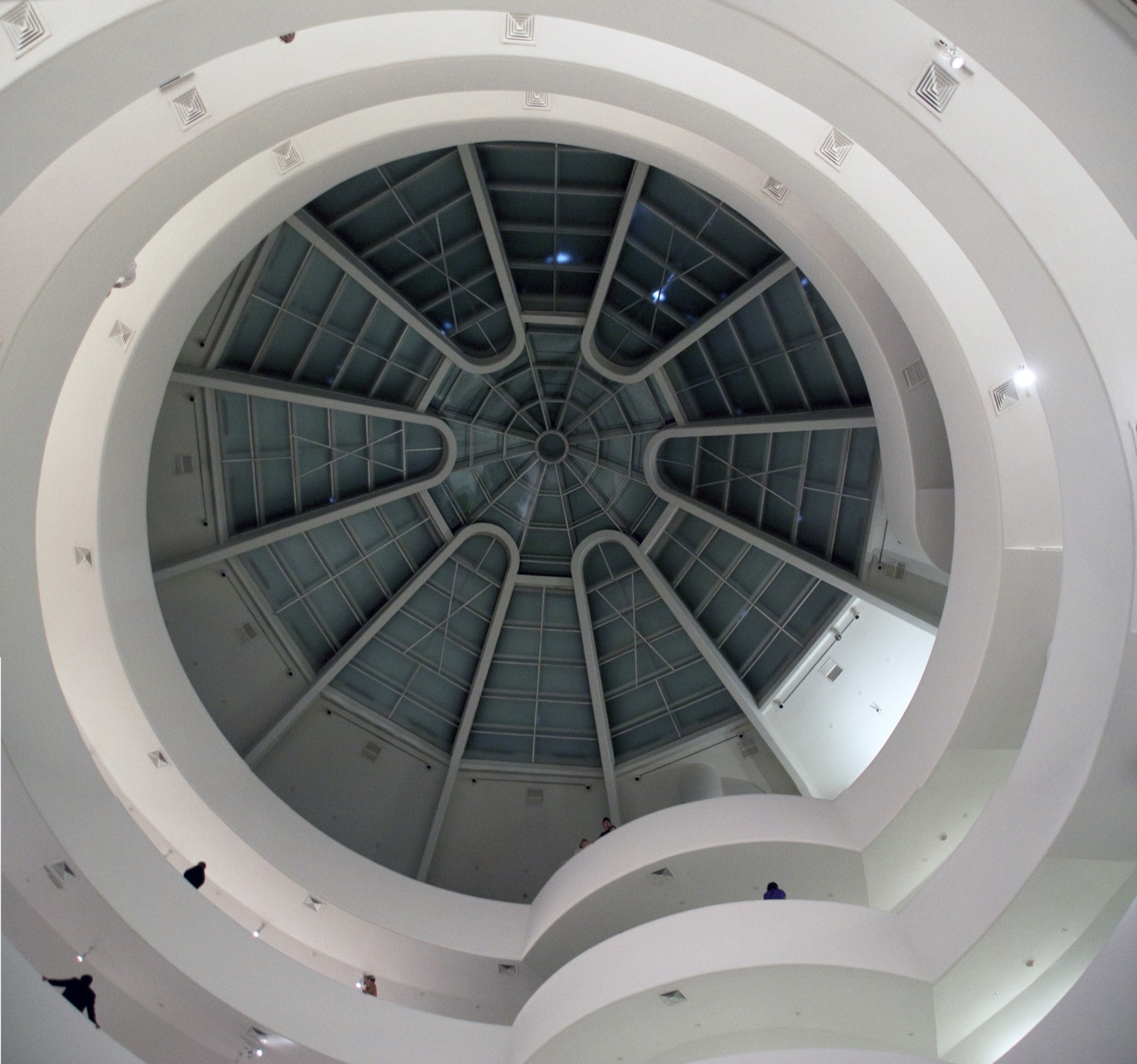Innenraum des Solomon R. Guggenheim Museum, New York, mit Blick die spiralförmige Rampe hinauf zum kuppelförmigen Oberlicht