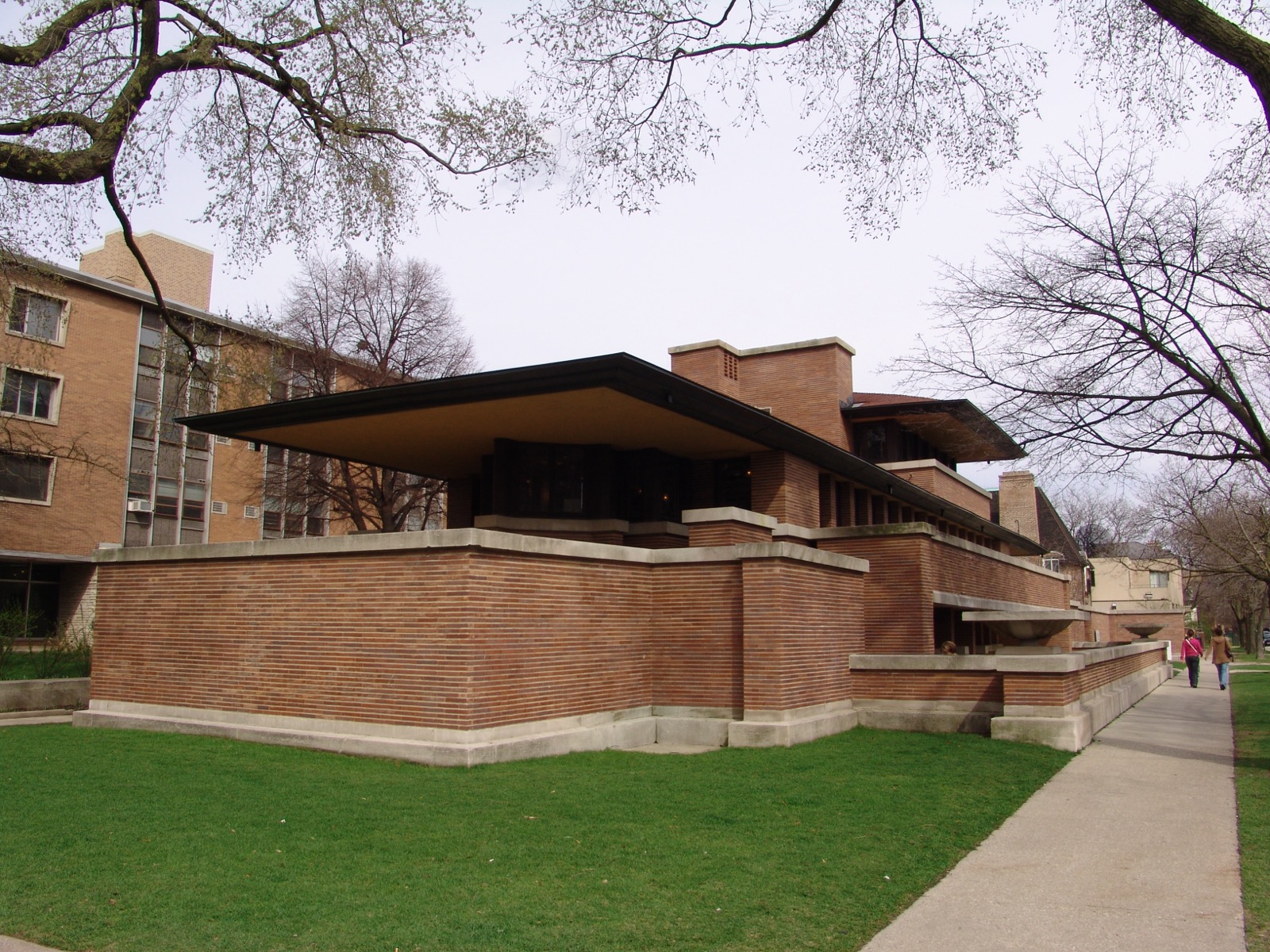 Das Frederick C. Robie House in Chicago, das maßgebende Prairie-Haus mit langen horizontalen Linien und einem auskragenden Dach