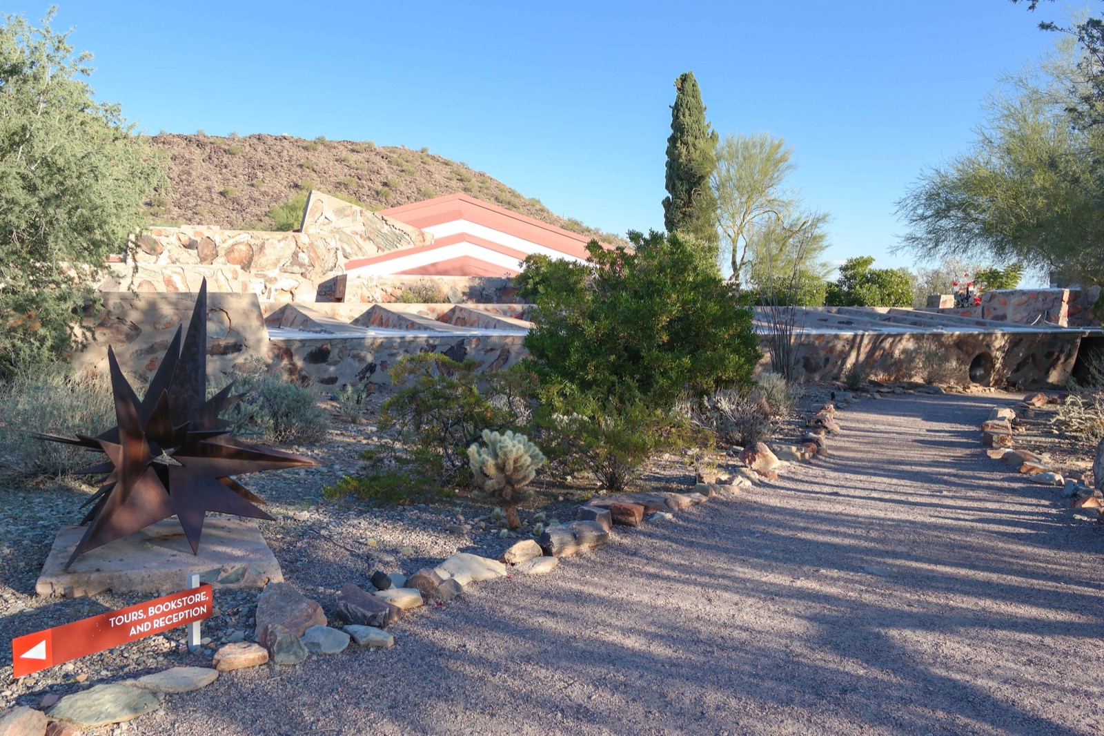 Taliesin West in den Ausläufern von Scottsdale, Arizona, erbaut aus lokalem Wüstenmauerwerk